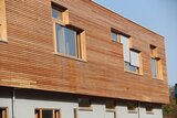 Linkziel: Link zum Beitrag mit dem Thema Stillgelegte Wälder als Klimaschutzmaßnahme überschätzt; Bildinhalt: Neubau mit Holzfassade