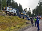 Linkziel: Link zum Beitrag mit dem Thema Halbjahresbilanz bei Waldbränden fast auf Vorjahresniveau ; Bildinhalt: Verschiedene Einsatzkräfte stehen auf einem Waldweg und beobachten den Firefighter bei der Arbeit.