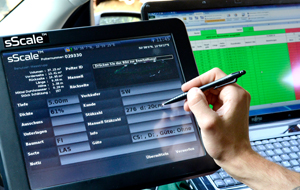 Computerdisplay in Innenraum eines Fahrzeigs