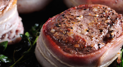 Mit Gewürzen bestreute Wildmedaillons ein einer Pfanne