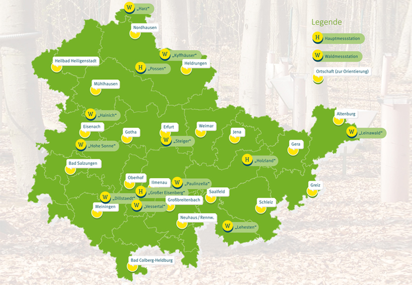 Abbildung der Thüringenkarte mit den 13 Haupt- und Waldmesstationen in ganz Thüringen; ergänzend dazu sind Städte zur Orientierung angegeben. Weitere Informationen im Text "Haupt- und Waldmesstationen in Thüringen"