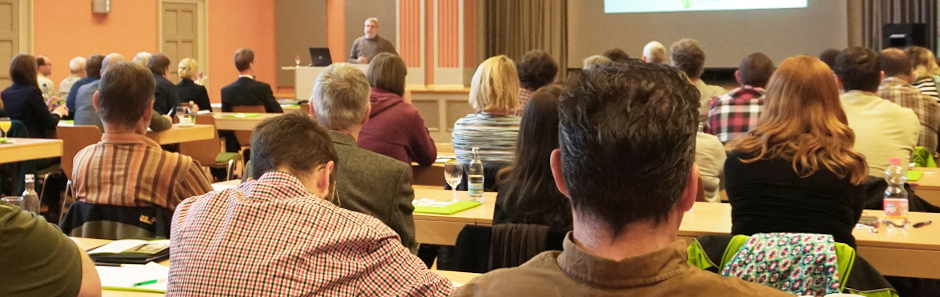 Gut besuchte Vorlesung in einem Veranstaltungssaal