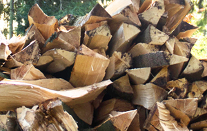 aufgeschichtetes Brennholz