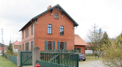 Rotes Wohnhaus mit Backsteinfassade in ländlicher Gegend