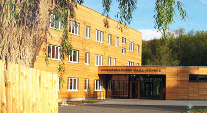 Modernes Gebäude im Flachbaustil mit Holzfassade