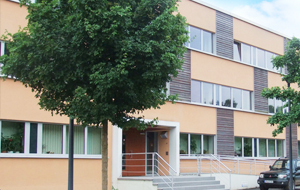 Moderner Flachbau mit teilweiser Holzvertäfelung