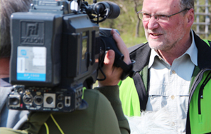 ThüringenForst Vorstand gibt ein Interview und wird von einem Kameramann gefilmt