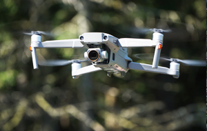 Flugdrohne mit Kamera im Wald